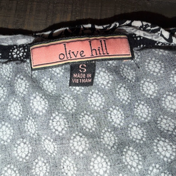 Women's Olive hill size small top Black‎ and White Patterned, shirt, blouse - Picture 3 of 3